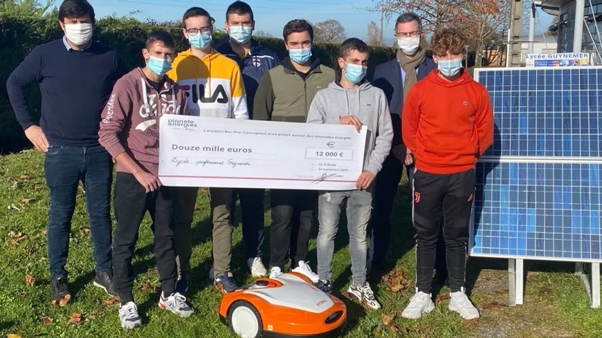Les jeunes du Lycée Guynemer d’Oloron, avec leur récompense de 12.000 €.