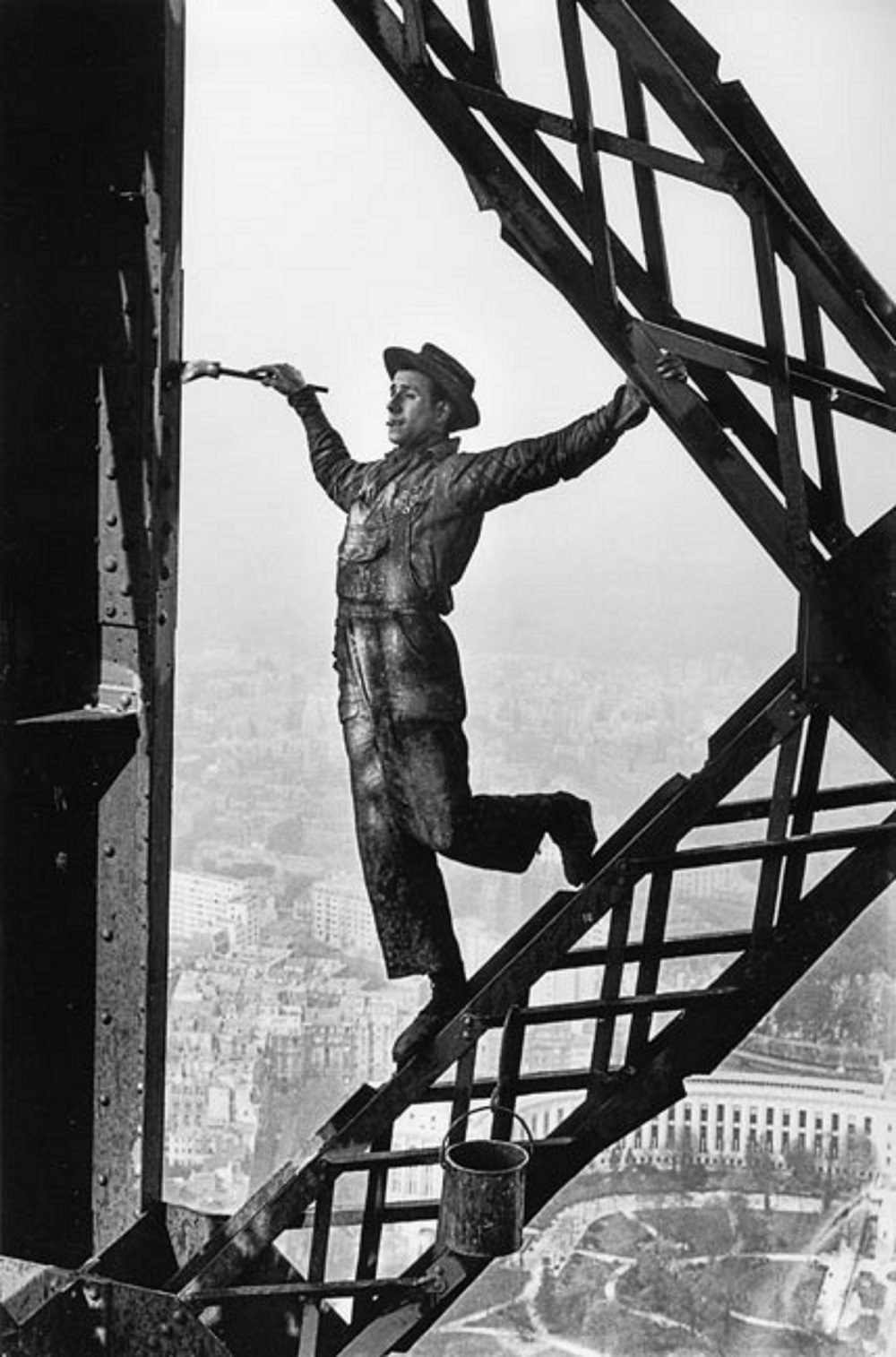 Peintre sur la Tour Eiffel - Paris, 1953 - Marc riboud