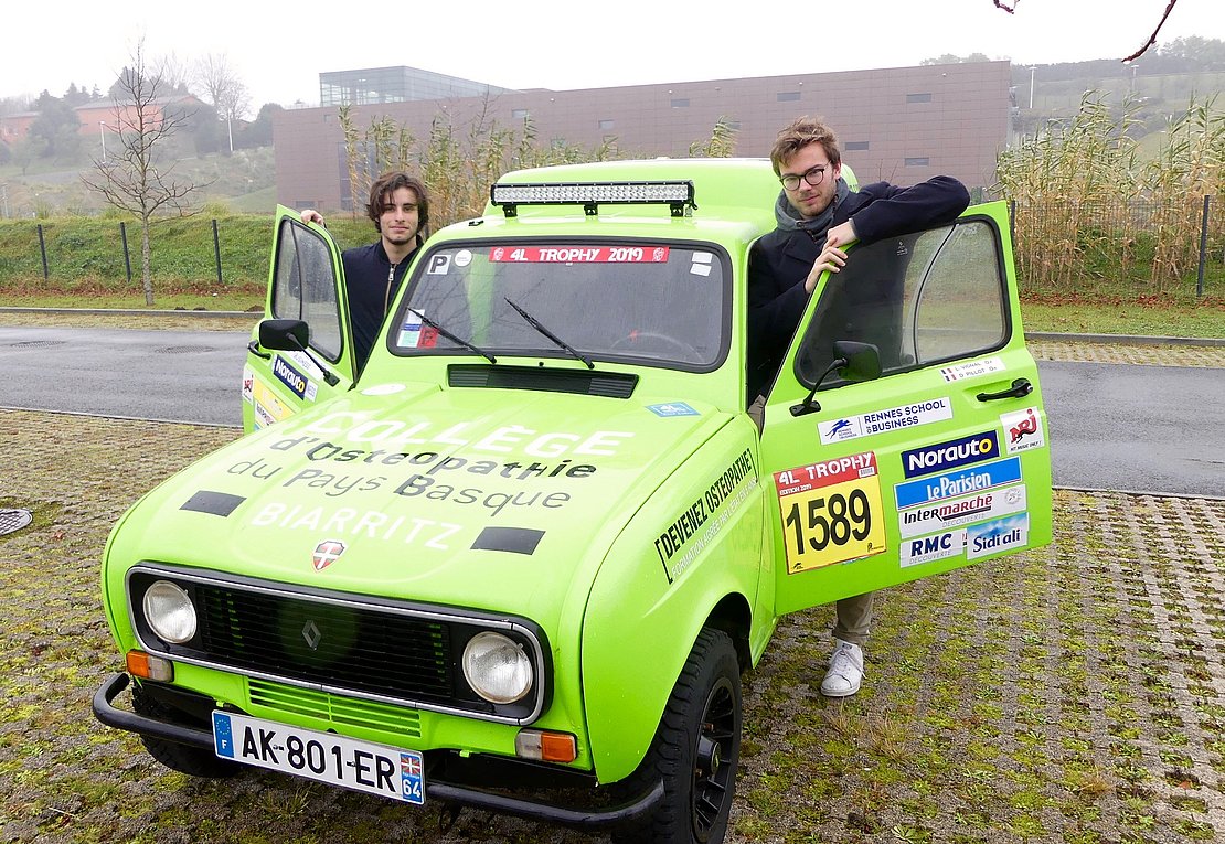 Nicolas et Xavier, deux étudiants à l’école d’ostéopathie de Biarritz sont impatients de prendre le départ du 4L Trophy le 20 février. ©AD