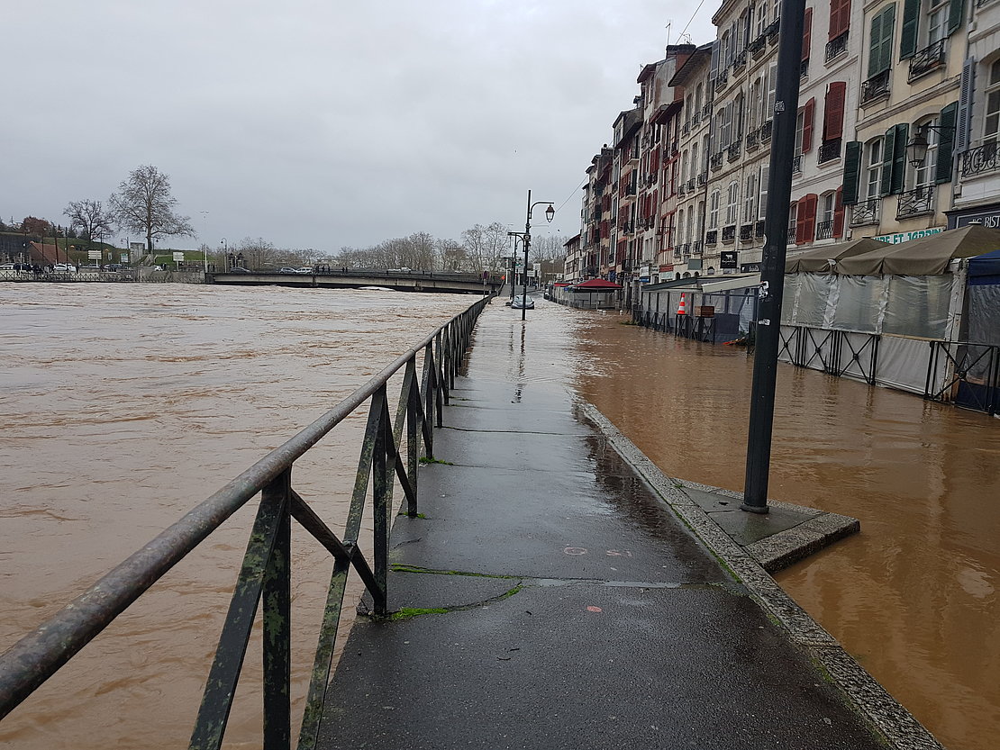 Crue exceptionnelle de la Nive à Bayonne le 10 décembre 2021