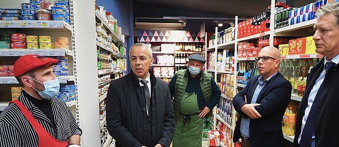 Aux côtés de Claude Olive, et de Gérard Gomez, le préfet Eric Spitz (à droite) est à l’écoute d’un commerçant angloy. © LPAPAPBB