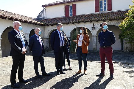 le préfet du département Éric Spitz et le sous-préfet de Bayonne Philippe Le Moinz-Surzur se sont rendus sur la presqu'île des Récollets à Ciboure. © AD