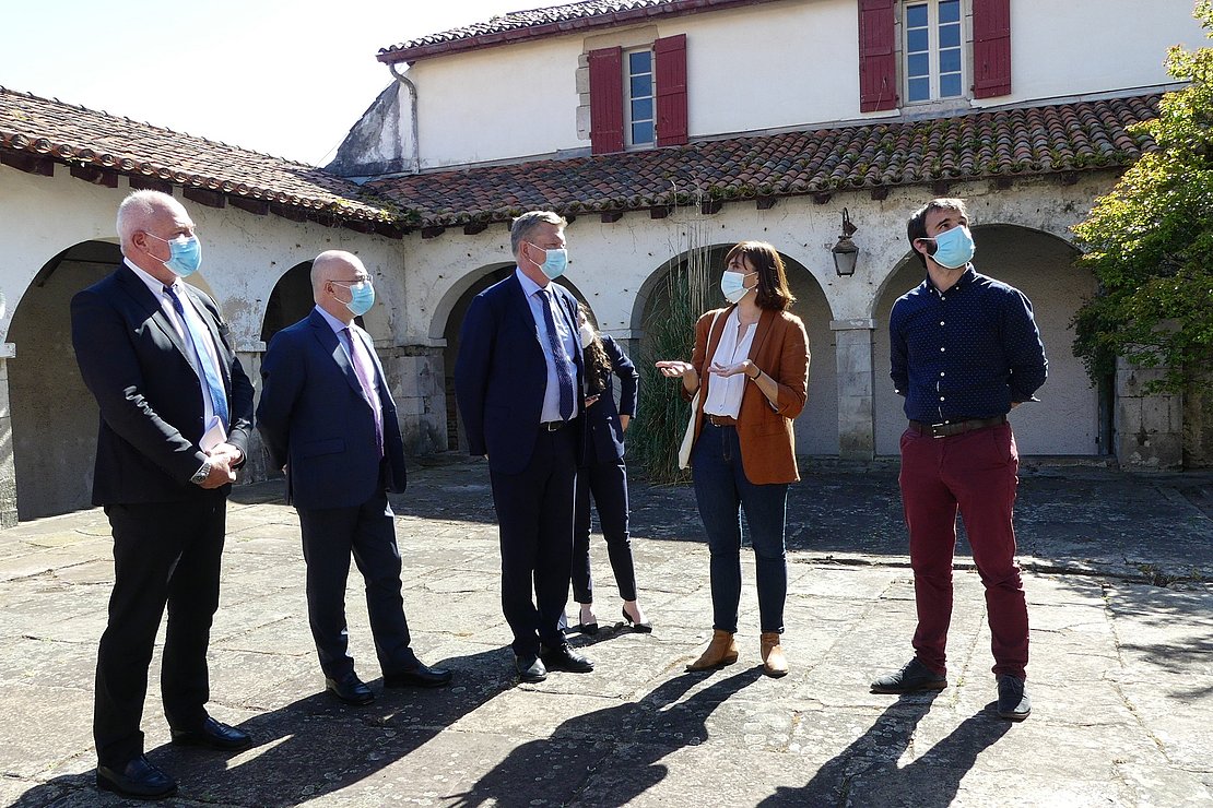 le préfet du département Éric Spitz et le sous-préfet de Bayonne Philippe Le Moinz-Surzur se sont rendus sur la presqu'île des Récollets à Ciboure. © AD