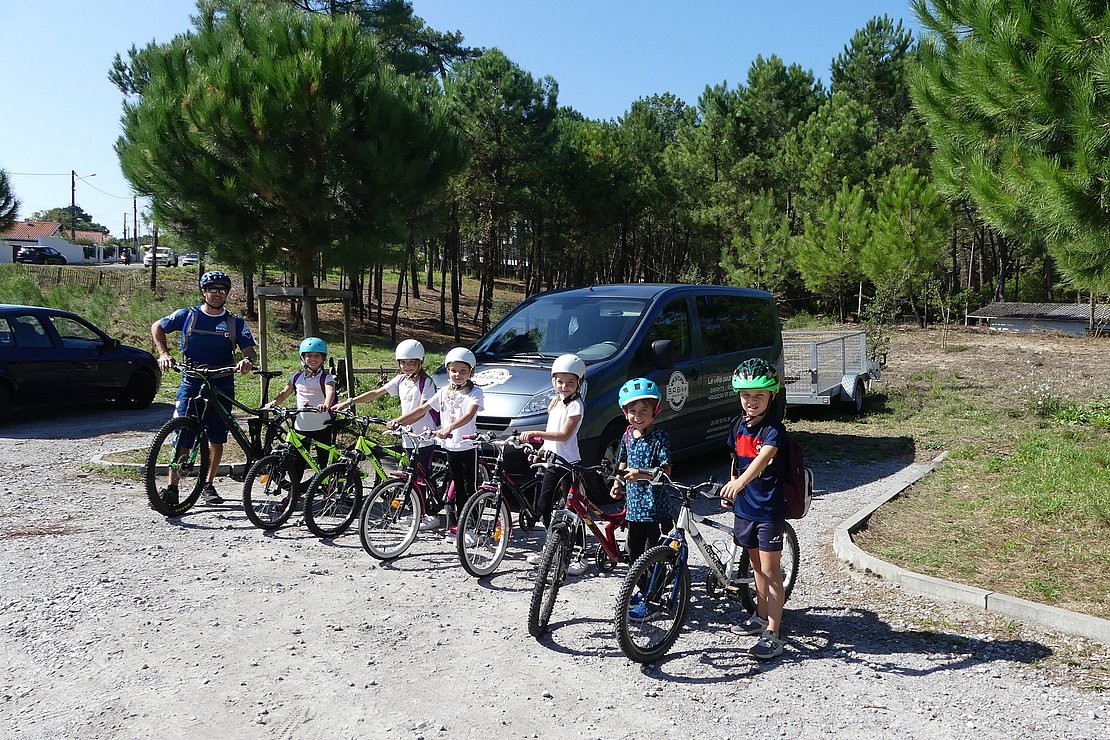 Les 6 élèves sont prêts pour une balade dans le Pignada.