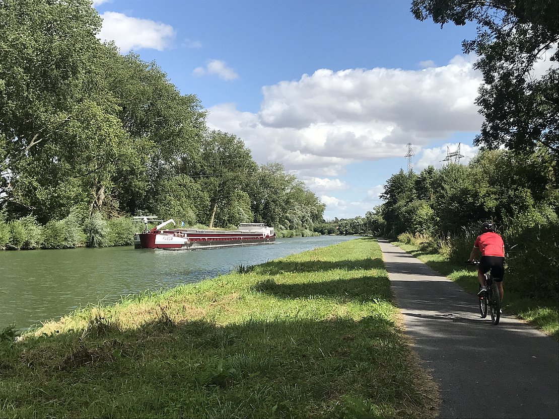 Le long du canal de la Somme - Photo © O. Razemon