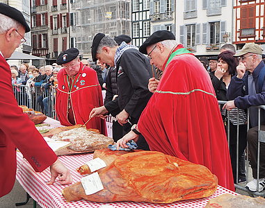 Le jury, composé du charcutier Christian Montauzer et de la Confrérie du Jambon de Bayonne, a sélectionné les meilleurs de ce cru 2022 - Photo © © Antoinette Paoli / Agence Revel