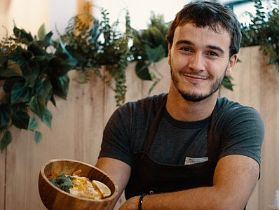 Nicolas Etchepare, co-gérant de l’enseigne Go Warung à Anglet et Bayonne, propose de payer son repas avec la cryptomonnaie © MLG