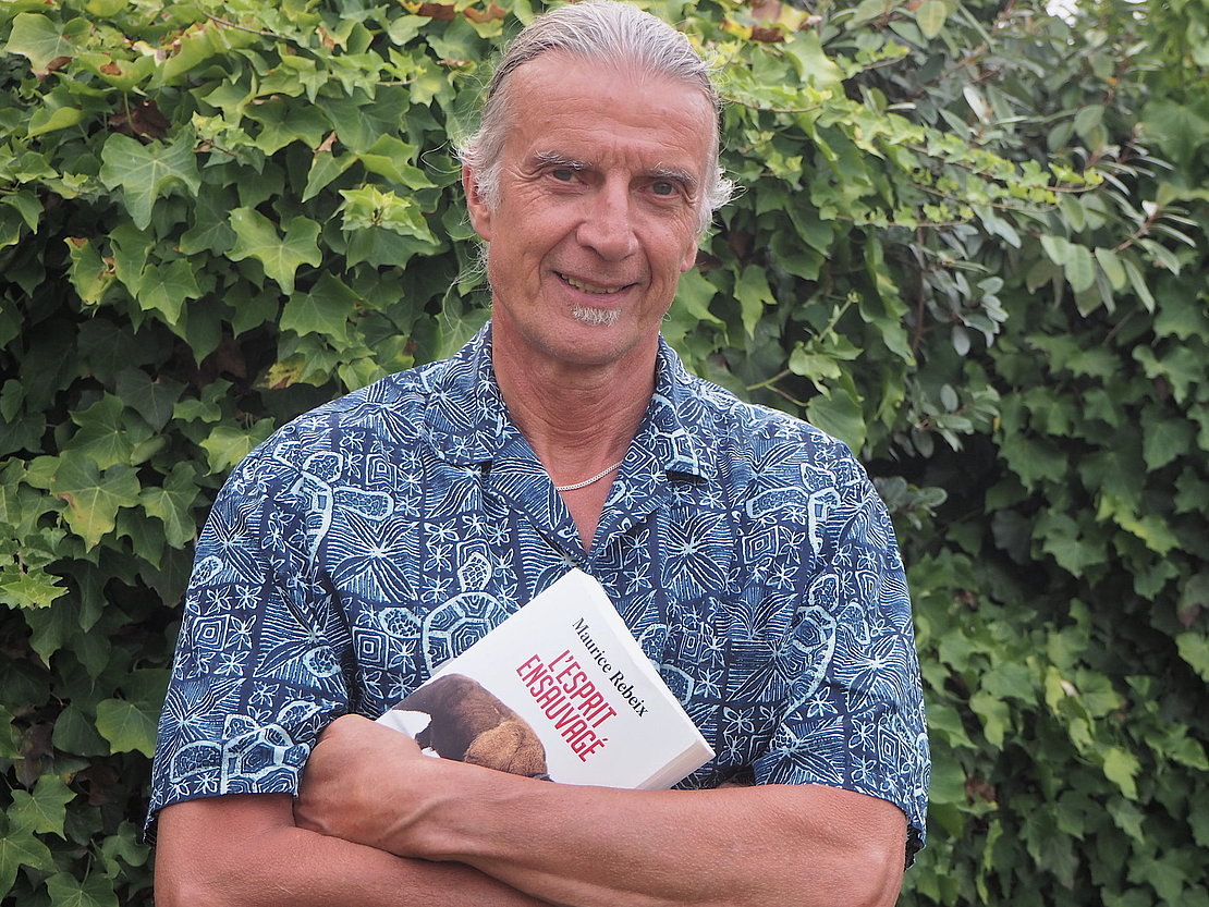 Maurice Rebeix avec son livre “L’esprit ensauvagé”, publié aux éditions Alban Michel © AP