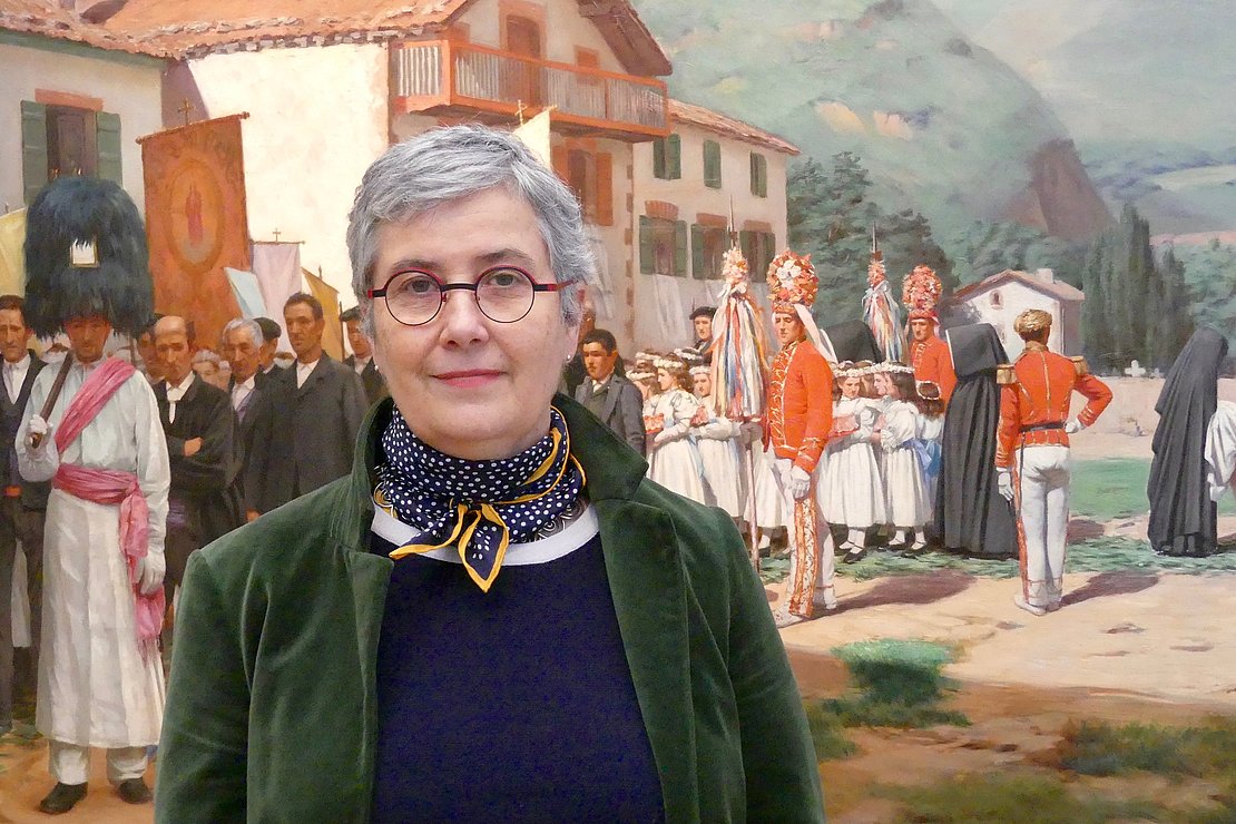 Sabine Cazenave, nouvelle directrice-conservatrice du Musée Basque, pose devant l'un des tableaux de l'artiste peintre Marie Garay, seule élève femme de Léon Bonnat. © Alexandra Delalande