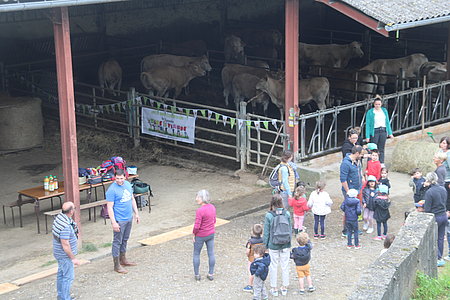 Les élèves d’une classe de maternelle, toujours aussi fascinés par l’univers de la ferme © FB