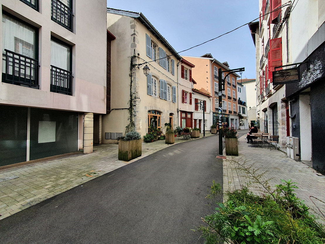 La rue Sainte-Catherine dans le quartier Saint-Esprit à Bayonne © MBP