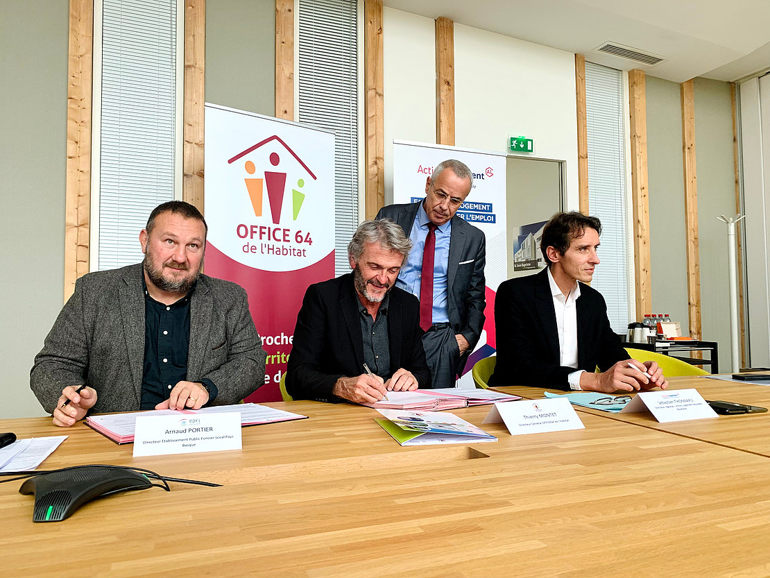 De gauche à droite, Arnaud Portier (EPFL), Thierry Montet (Office 64) et Sébastien Thonnard (Action Logement) signent les conventions sous le regard de Claude Olive © YR