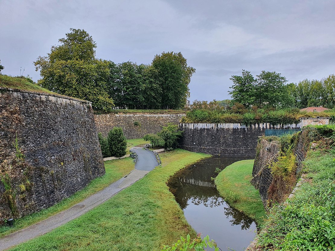 Le boulevard d’artillerie des remparts de Mousserolles et sa demi contre-garde lui faisant face - Photo © MBR