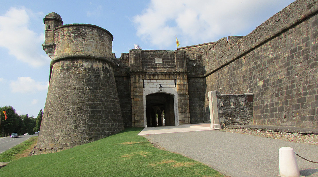 Ce sont les remparts de Navarrenx qui ont influencé les futures fortifications de Vauban © DR