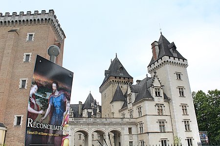 Naturellement, l’exposition se tient au Château Henri IV.