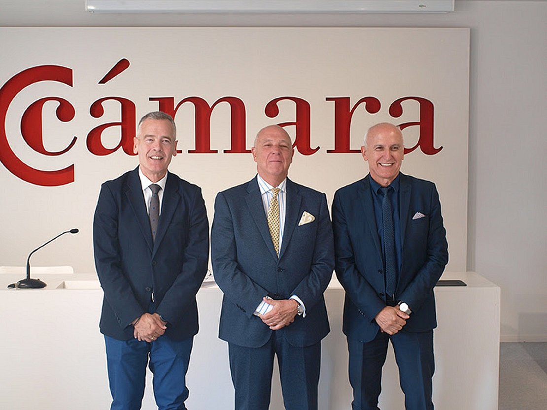 Pedro Esnaola, Président de la Chambre de Commerce de Gipuzkoa, Javier Taberna, Président de la Chambre de Commerce de Navarre, et André Garreta, Président de la CCI Bayonne Pays Basque. Photo © Bihartean