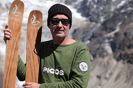 Jack Fauvel, le fondateur de Villacampa Pyrénées, et sa paire de skis en bois, le produit phare de la marque © Villacampa Pyrénées