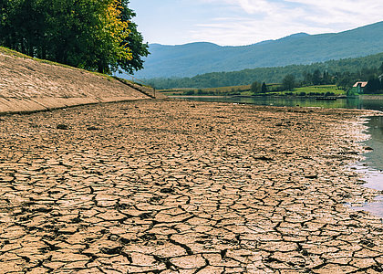 Le phénomène de Retrait-Gonflement des sols Argileux (dit « RGA ») consiste en une succession  de mouvements des sols argileux, du fait des variations de leur teneur en eau © Viktoriya - stock.adobe.com