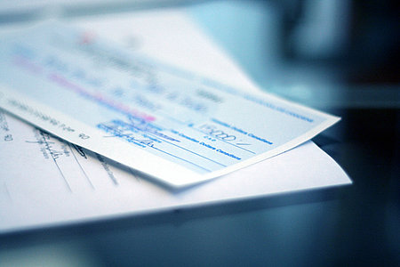 Les frais bancaires dus au rejet d’un chèque sont plafonnés à 30 € pour les chèques d’un montant inférieur ou égal à 50 € et à 50 € pour ceux d’un montant supérieur à 50 €© Feng Yu - stock.adobe.com