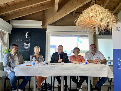 Cédric Crouzille (conseiller municipal délégué à la protection du littoral), Valérie Dequeker (adjointe à l’environnement), Claude Olive (maire d’Anglet), Joëlle Turcat (adjointe au handicap) et Grégoire Lascubé (adjoint aux travaux et équipements communaux) © YR