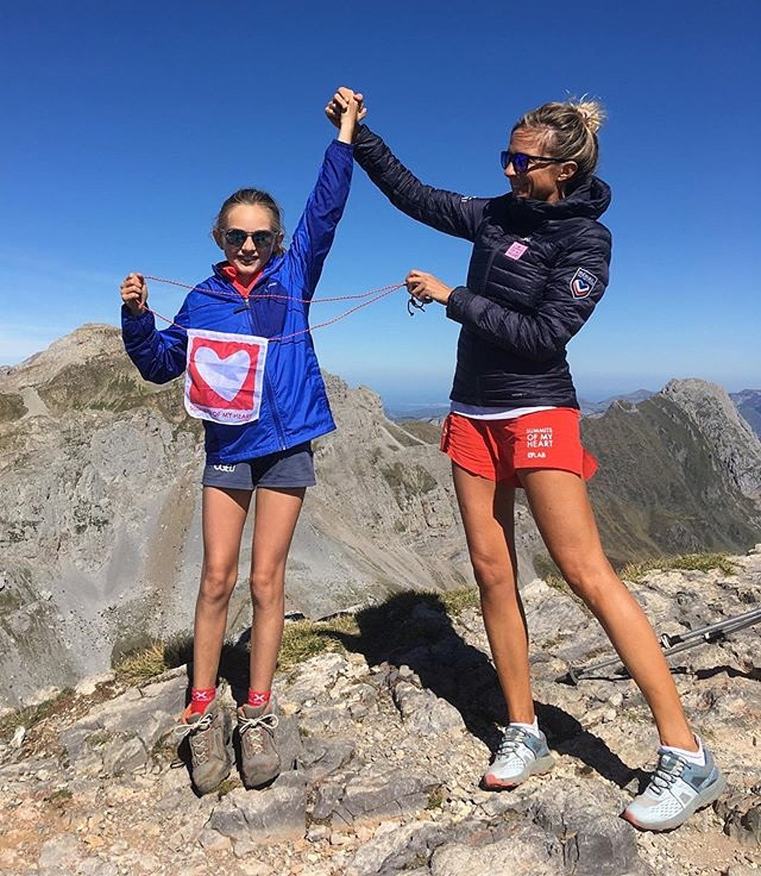 C’est ensemble que Claire et Camille ont gravi le Pic d’Ansabère et planté le drapeau du cœur © DR