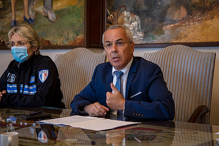 Le 7 juillet, le maire angloy Claude Olive a pris la décision d’armer la police municipale lors du conseil municipal