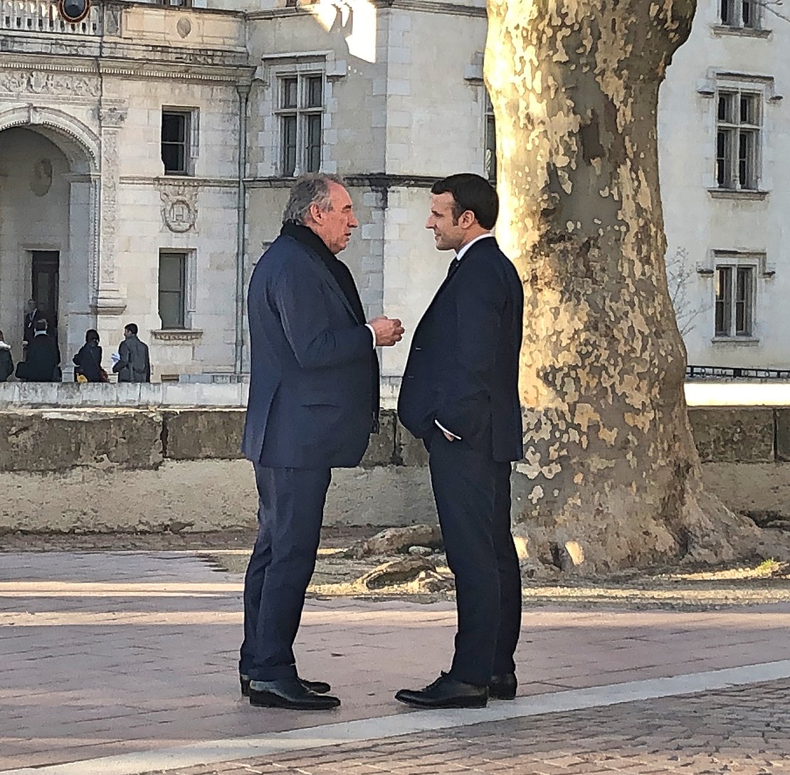 Devant le Château de Pau, Emmanuel Macron s’entretient avec François Bayrou. © NM