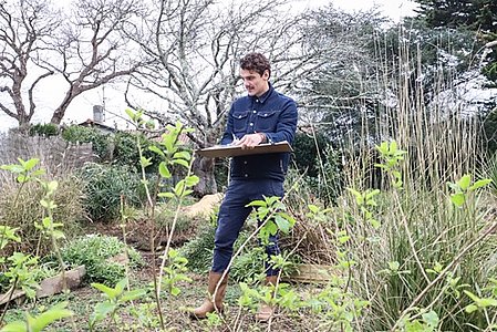 Docteur en physique, Louis Romain Plumerault est le cofondateur de Terre Permaculture, basée à Anglet. © Pierre Taillevent