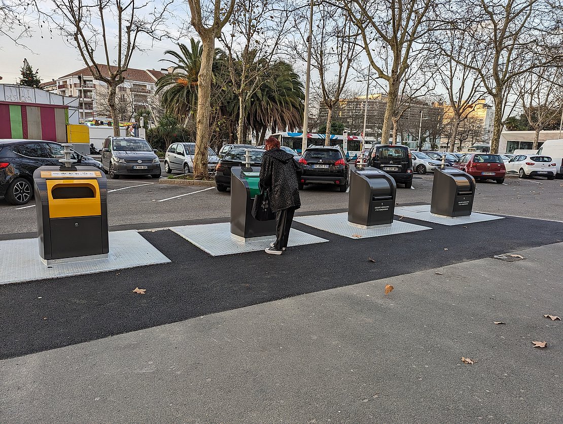 Point de collecte des déchets en apport volontaire situé à Bayonne.