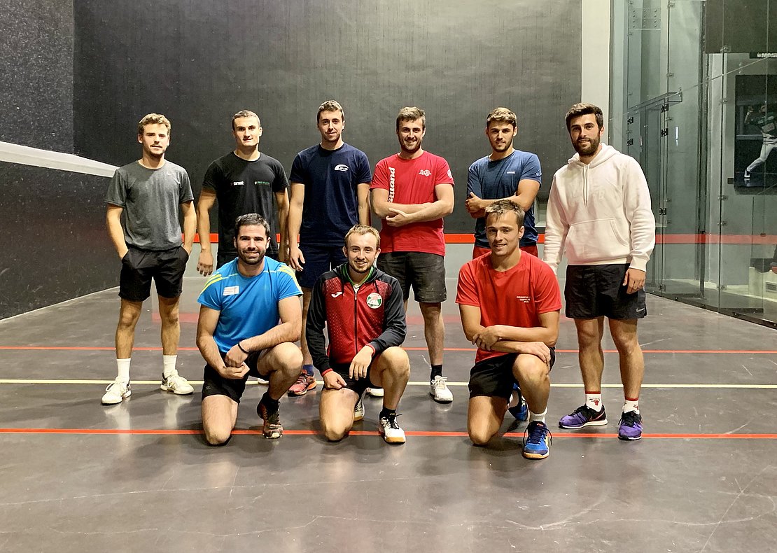 Une partie des jeunes du centre avec leur préparateur physique, Vincent Itoiz (à droite). © YR