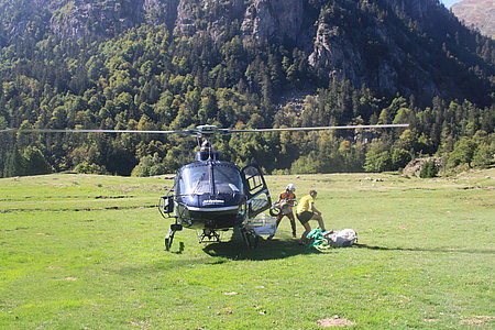 L’hélicoptère a effectué plus de 100 rotations en 2 jours dans les vallées d’Ossau et d’Aspe. Photo © FB