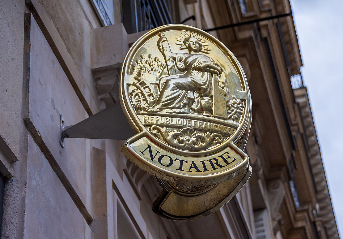 Panonceau de notaire accroché dans la rue, France