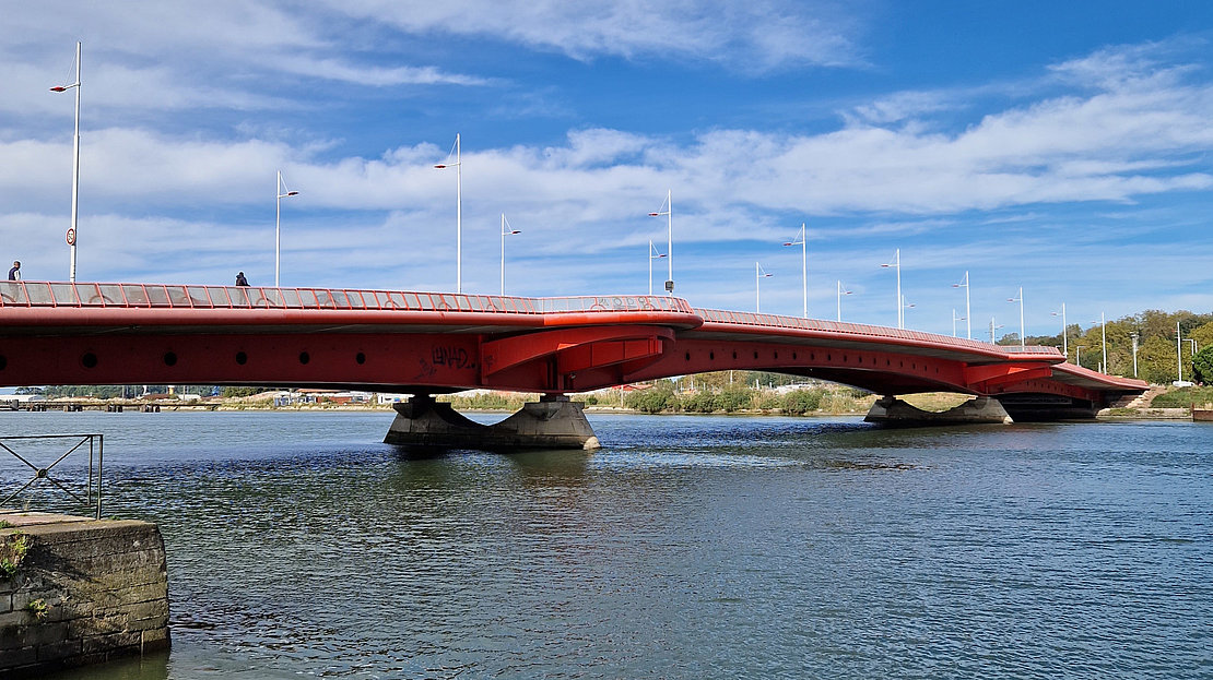 Le Pont Henri Grenet de Bayonne, connu sous le nom de « pont rouge », sur lequel passera l'une des prochaines pistes cyclables © LPA
