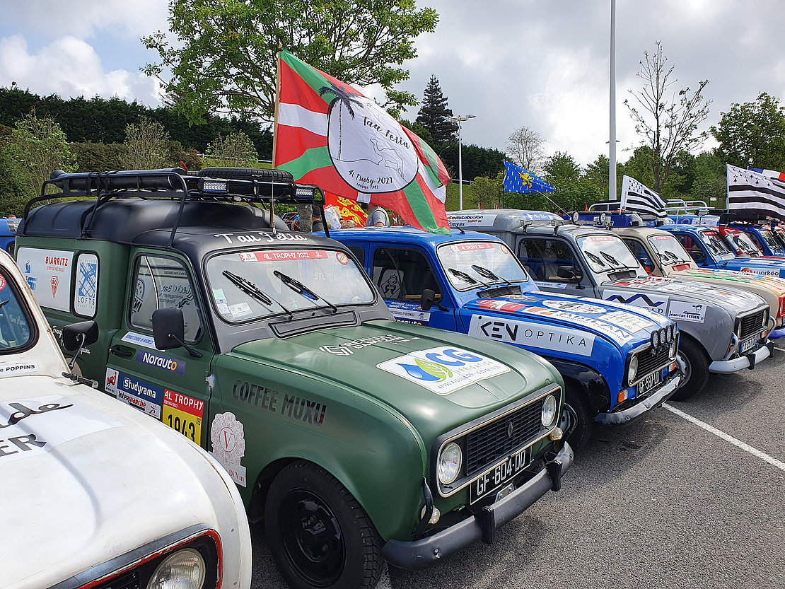 Les 853 équipages du 4L Trophy ont pris leur départ le jeudi 5 mai, à la Halle d’Iraty de Biarritz © MBP