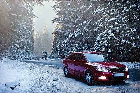 Voiture sous la neige