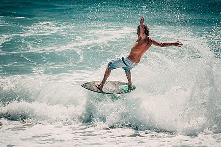 Le Skimboard est une activité ludique de plus en plus populaire - Photo © Danny Avila - Unsplash
