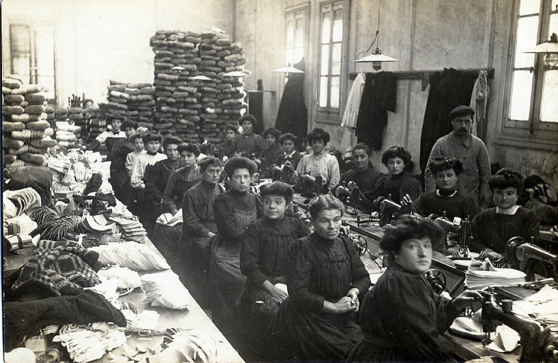 Ouvrières à l'usine Cherbero à Mauléon © Association Ikerzaleak Mauléon-Licharre