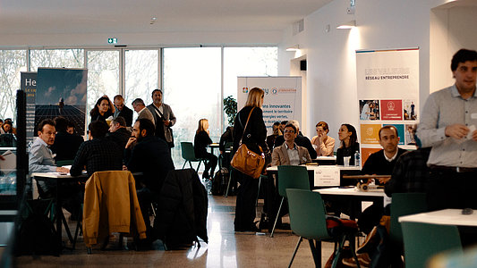 Durant les speed meeting, les entrepreneurs rencontrent les financeurs du territoire © YR