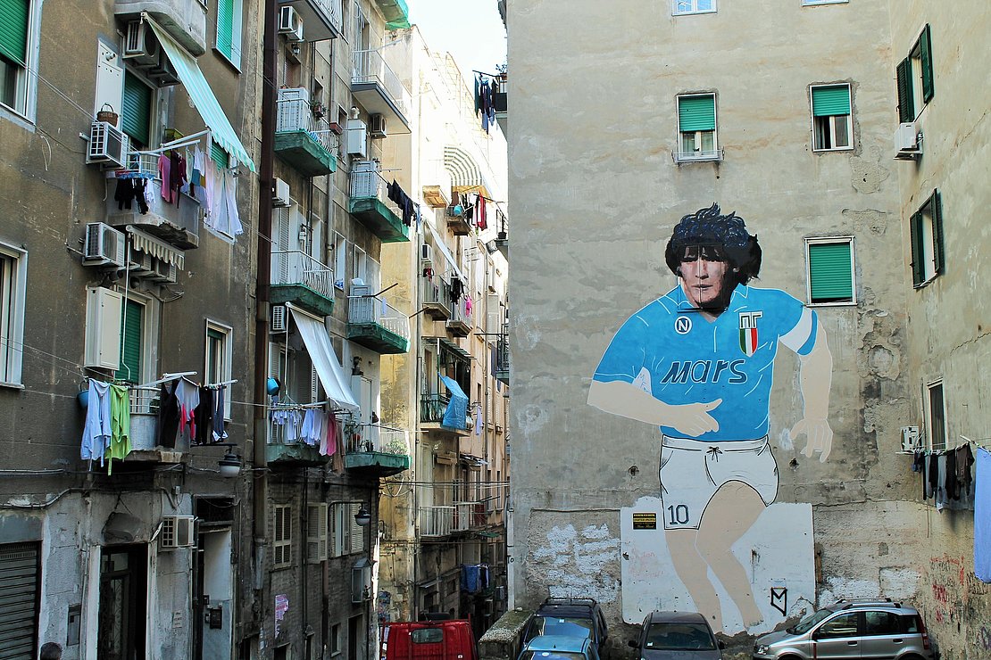 À Naples, Diego Armando Maradona est une icône. Le maire de la ville veut rebaptiser le stade San Paolo du nom de son ancien capitaine et meneur de jeu argentin. Photo Archives Yannick Revel