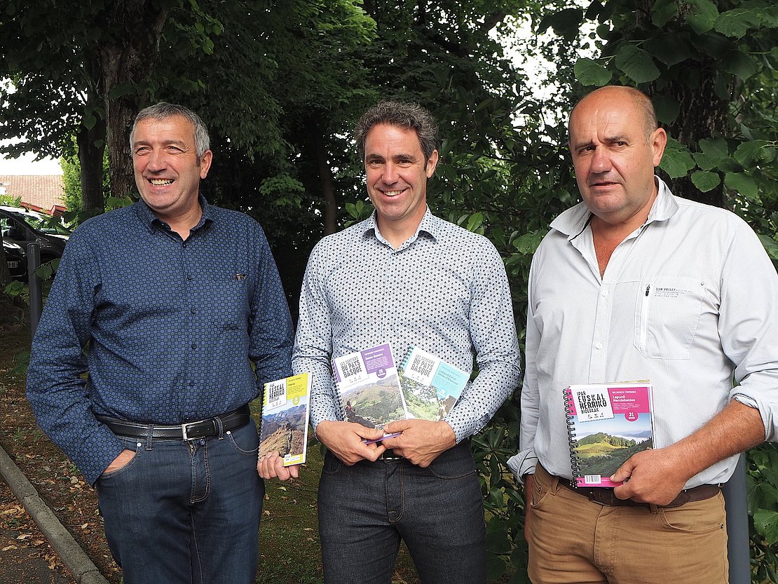 Quatre topoguides ont été réalisés par la CAPB et l'Office de tourisme Pays Basque. De gauche à droite, Jacques Barreix, Daniel Olçomendy et Battite Laborde. © AP