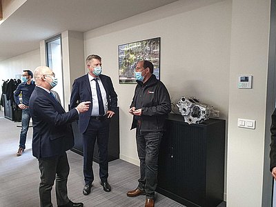 Le préfet Eric Spitz et le nouveau sous-préfet Philippe Le Moing-Surzur, en discussion avec Sylvain Loumé, cofondateur d’Akira Technologies.