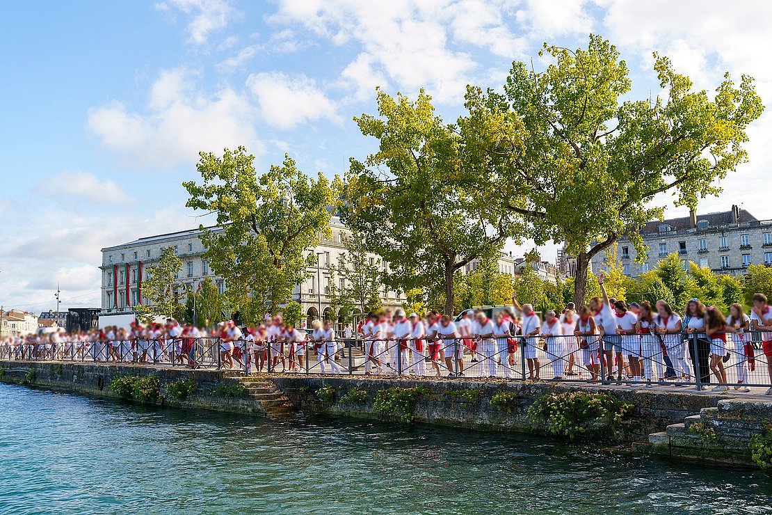 Public course d'aviron pendant les Fêtes de Bayonne