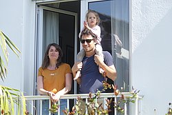 Edouard, Clémence et leur petite Chloé sont présents  sur leur balcon à chaque rendez-vous des voisins.
