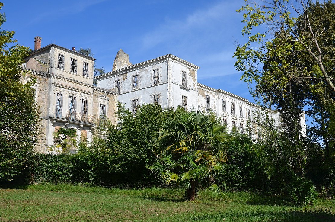 L’ancien hôtel de France et d’Angleterre, dont il ne reste que les murs depuis l’incendie de 1988, va être rénové et rebâti pour devenir une résidence 4 étoiles © Jean Poustis