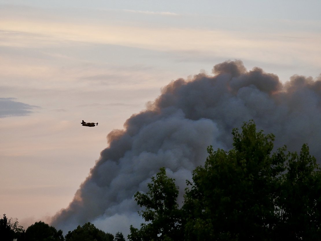 Le 30 juillet 2020, le son des canadairs retentissait alors qu'il tentaient de stopper la progression du feu © AP