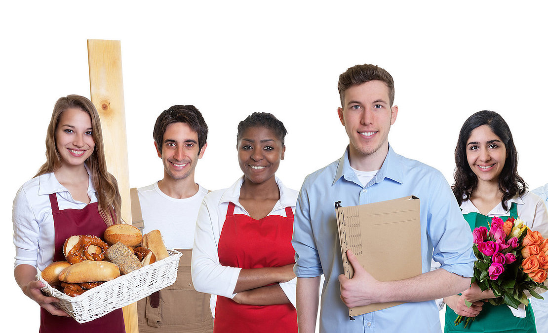 Sympathischer deutscher Industriekaufmann mit anderen Azubis