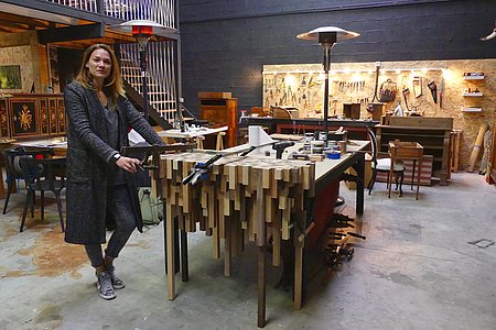 Camille Piaton dans son atelier à Anglet