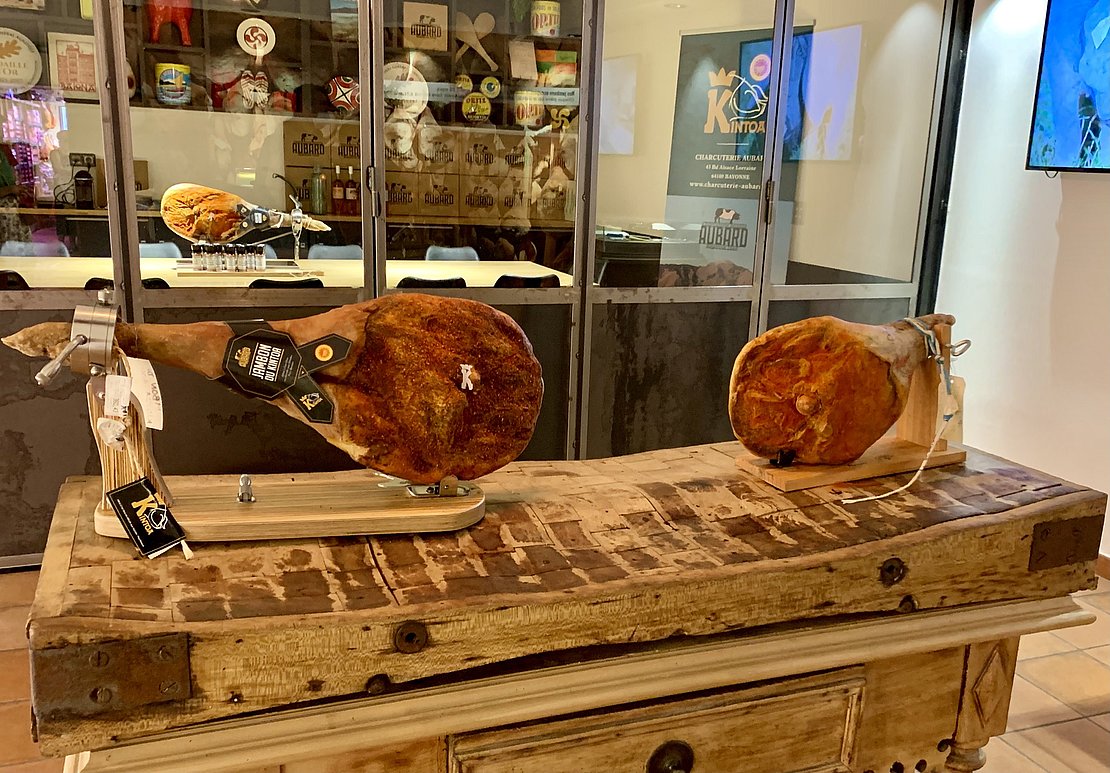 Les jambons de Kintoa ont évidemment une place toute particulière au Musée du Jambon Aubard, à Bayonne © Anne Pinsolle