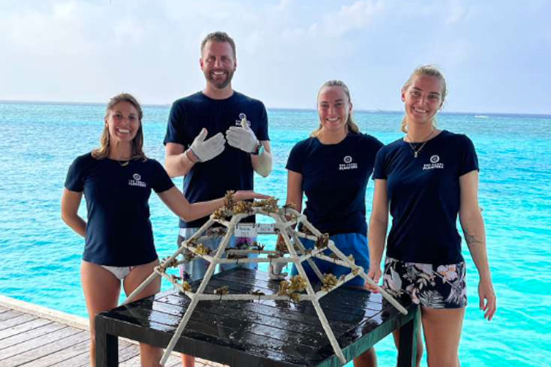 Une partie de l’équipe The Coral Planters aux Maldives © DR