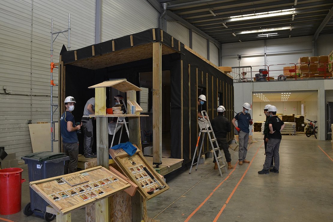 Les étudiants de l’ISA BTP en pleine construction de studios transportables dans le cadre d’un projet humanitaire - Photo © PC